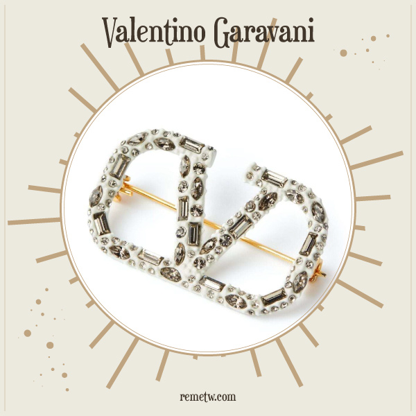 精品胸針推薦：Valentino Garavani crystal-embellished VLogo brooch NT$13,800