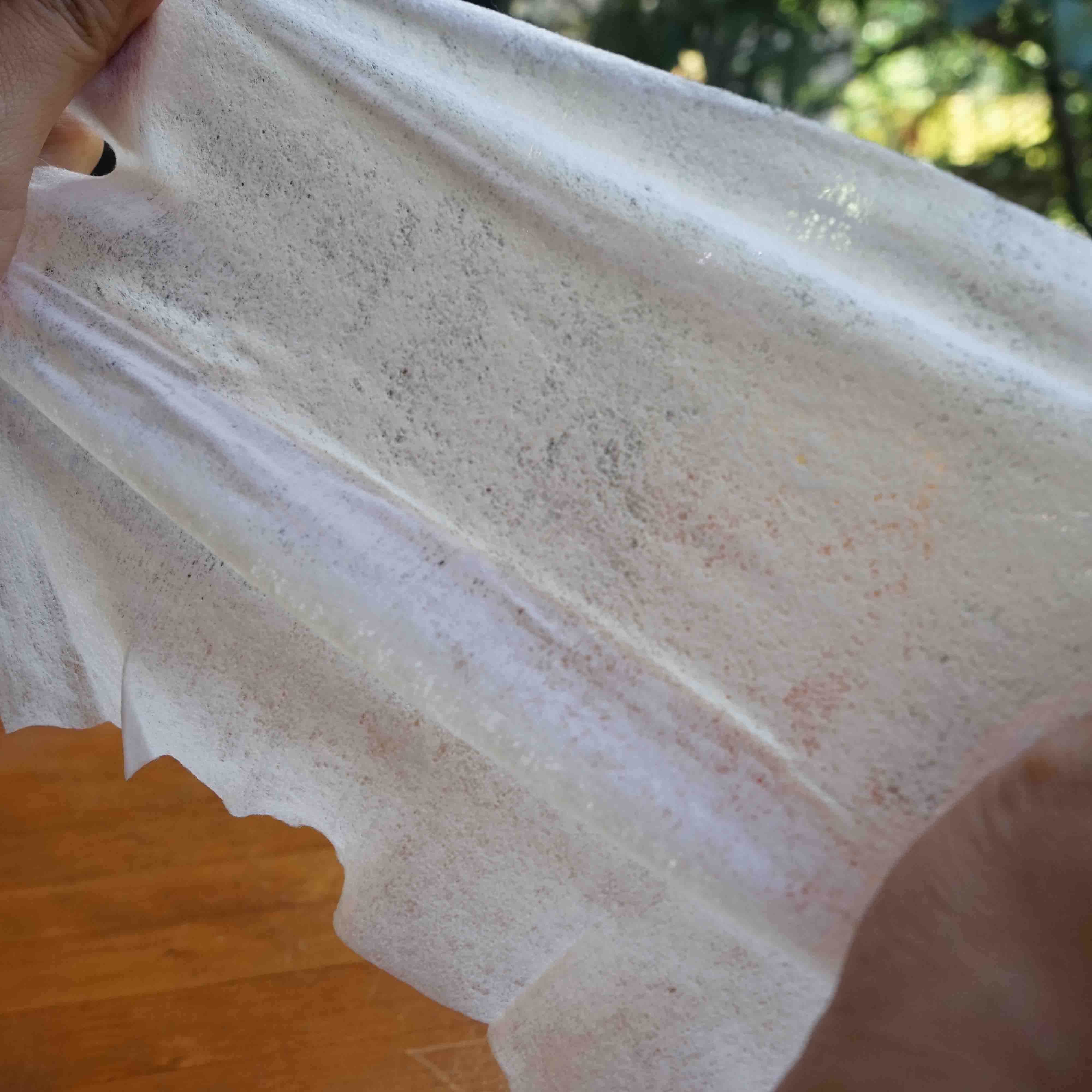 妮維雅深層卸妝棉布質偏薄，水分是五款中最少的